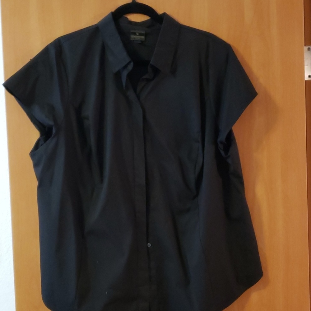 Short sleeve black button down